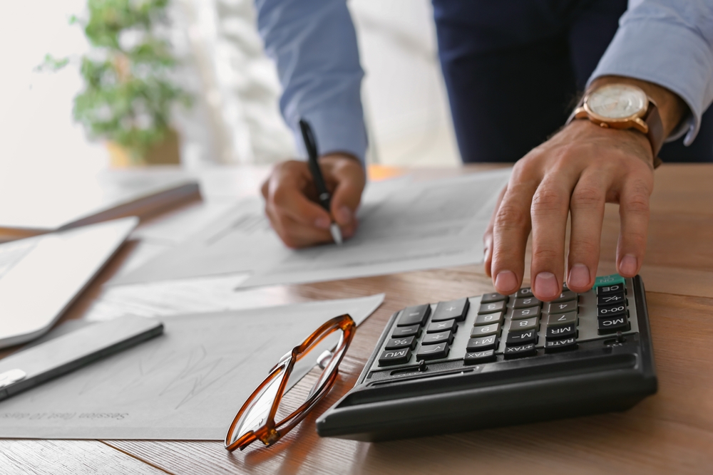 A man calculating child support in Las Vegas